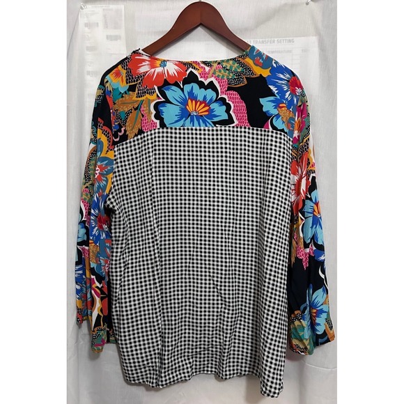 Lady's‎ Blouse - Picture 2 of 3